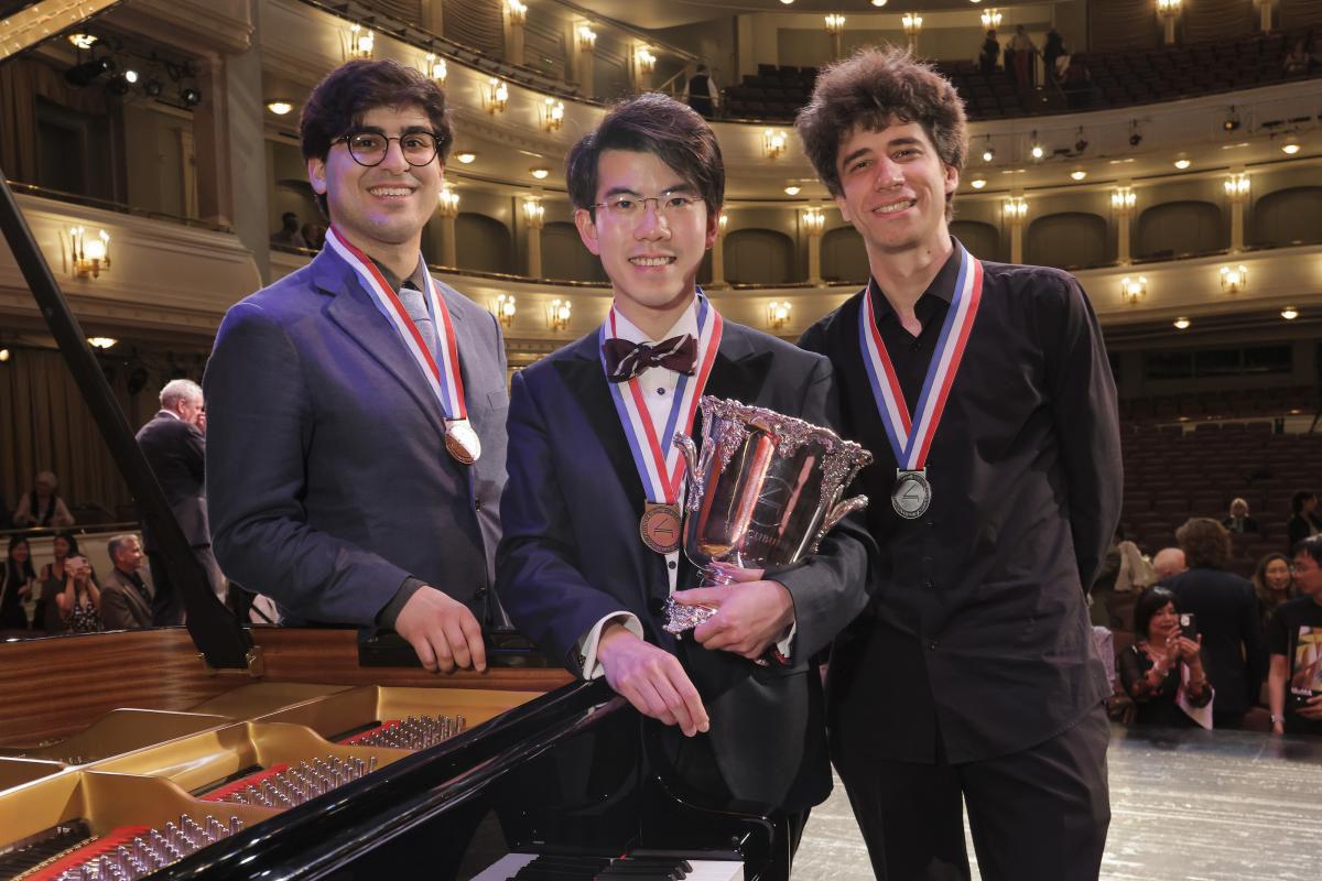 沈靖韜(中)在范克萊本國際鋼琴賽奪得冠軍,成為首位贏得這個獎項的香港音樂家。(范克萊本國際鋼琴賽網站)