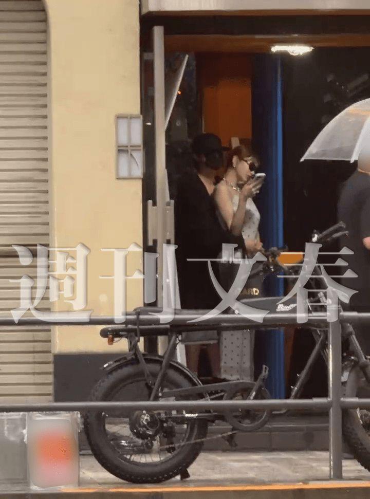 三張曝光照片中,其中一幅可見周鶴年從後緊抱明日花綺羅。