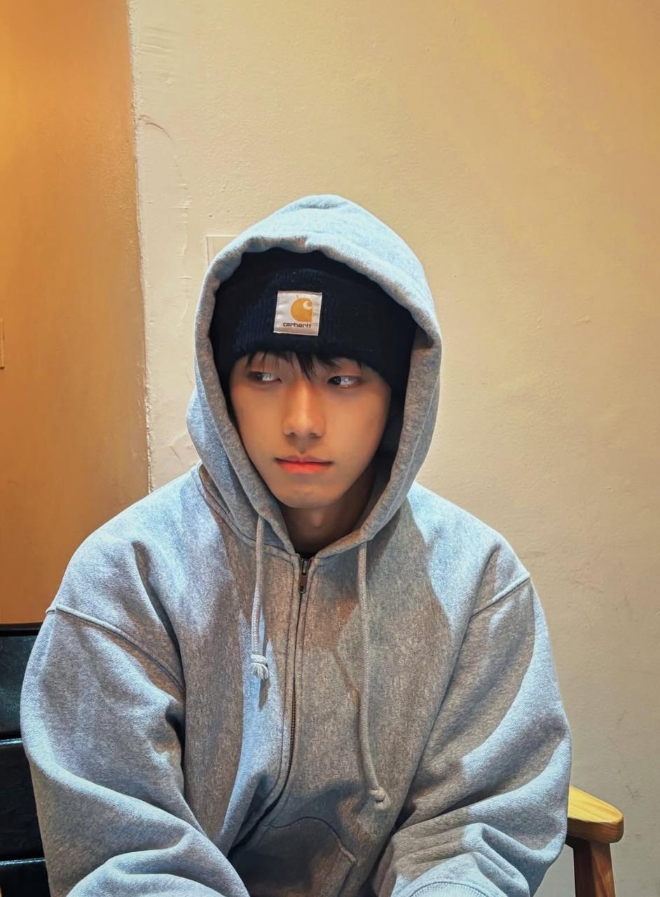 22歲的顏秋越原本是位模特兒。