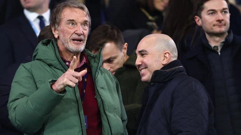 曼聯行政總裁比拿達(Omar Berrada、右)他以2028年球會成立150周年為目標,帶領紅魔重返英格蘭足球巔峰。