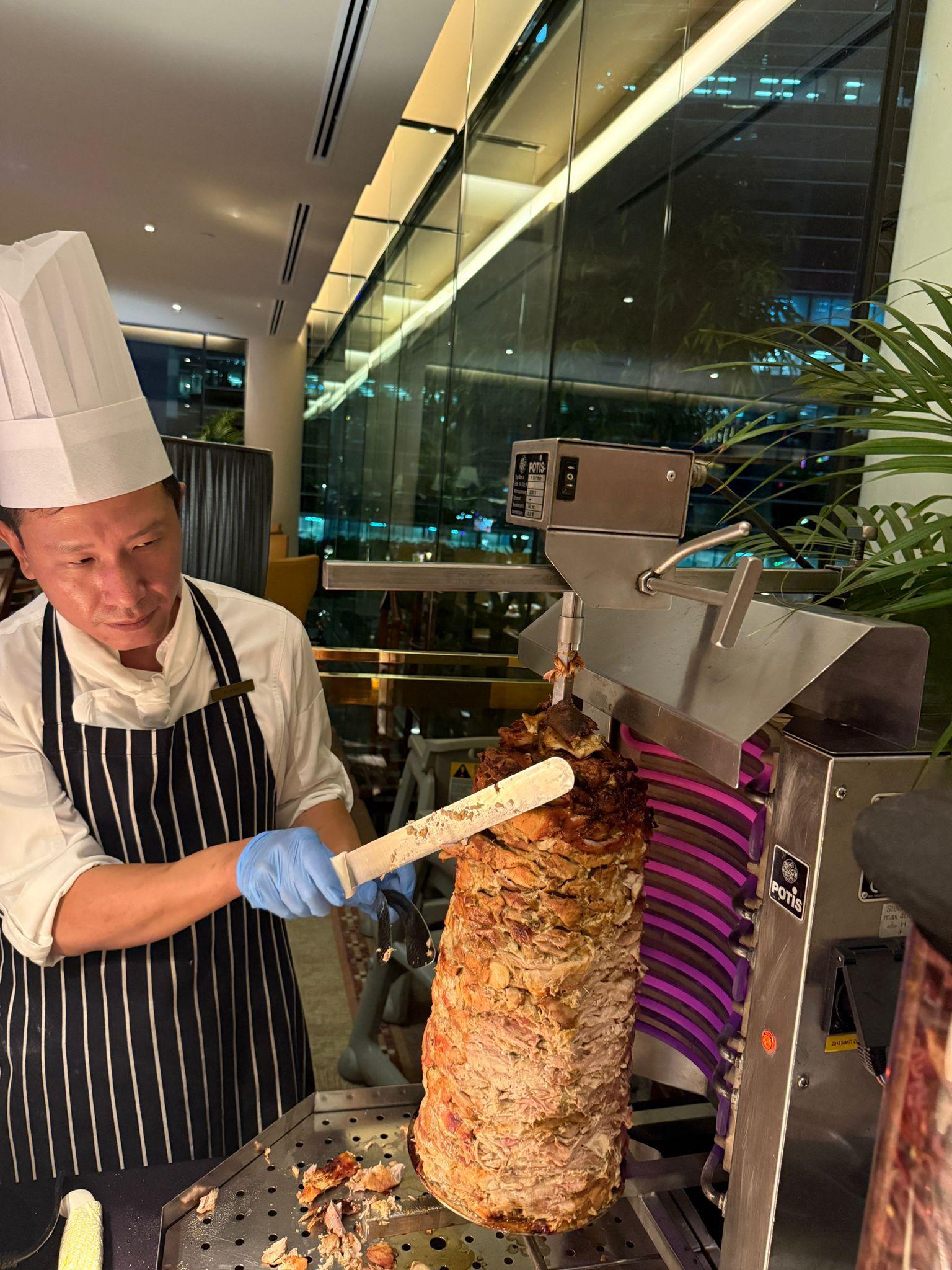 廚師即席炮製地中海烤雞肉卷。