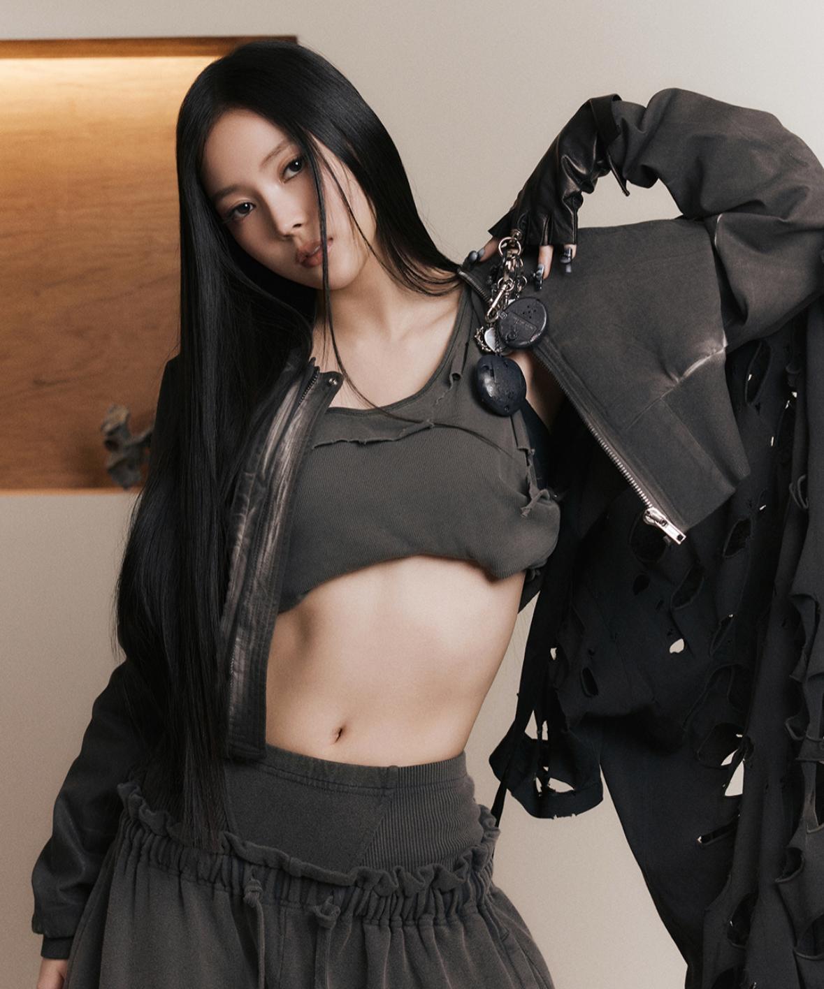 擁有173cm模特兒身高的Narin憑藉完美腹肌馬甲線成為焦點