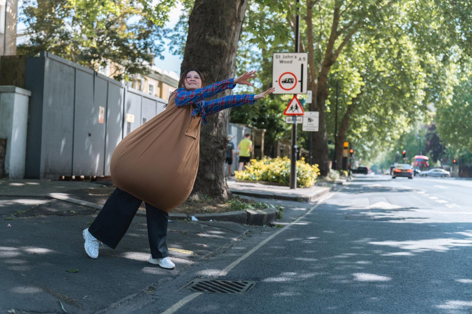 黃妍於英國街頭拍MV挑戰尷尬底線。