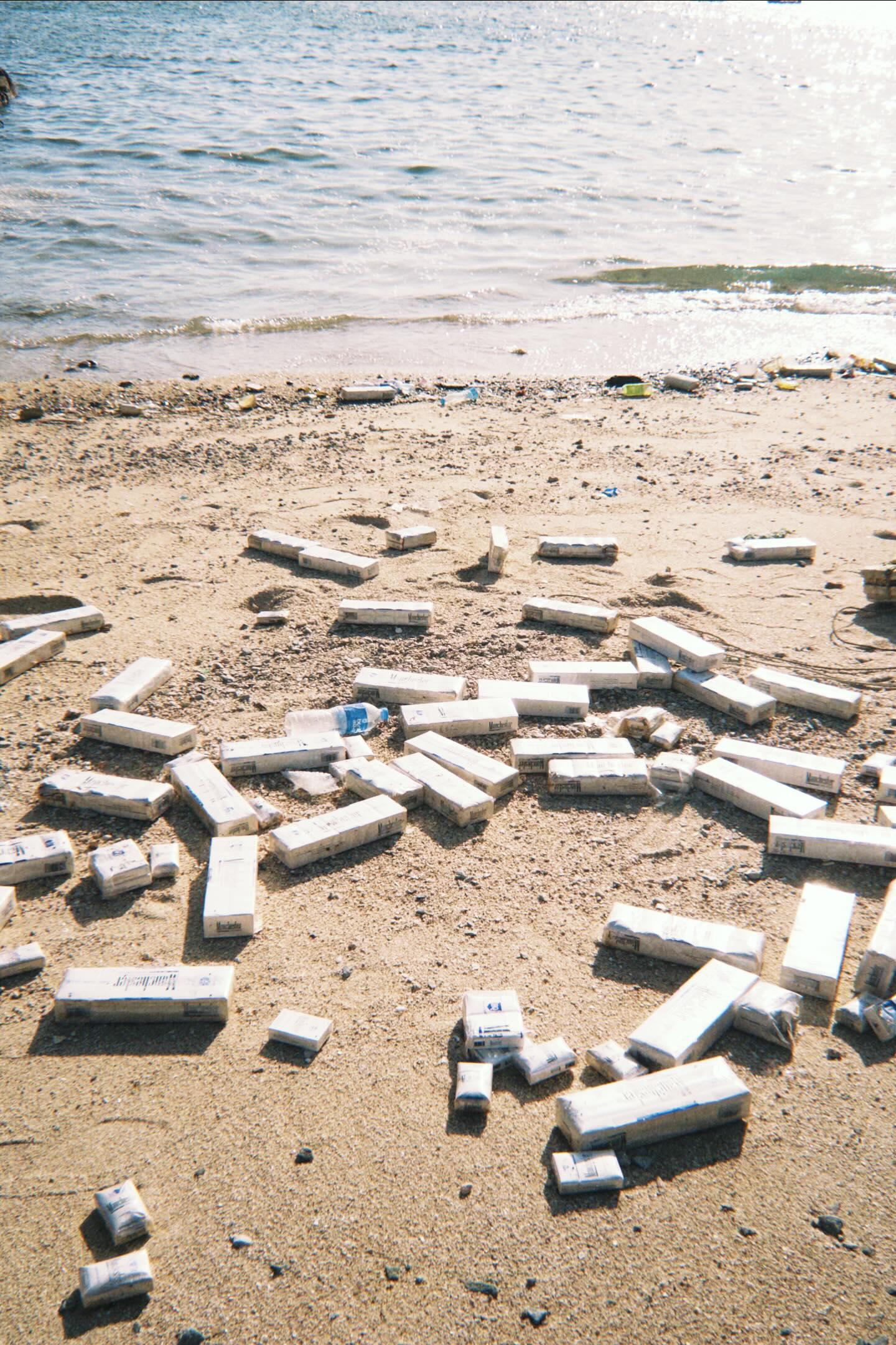 蒲台島海灘驚現大批懷疑私煙擱淺。(Threads「seeenatsang」圖片)