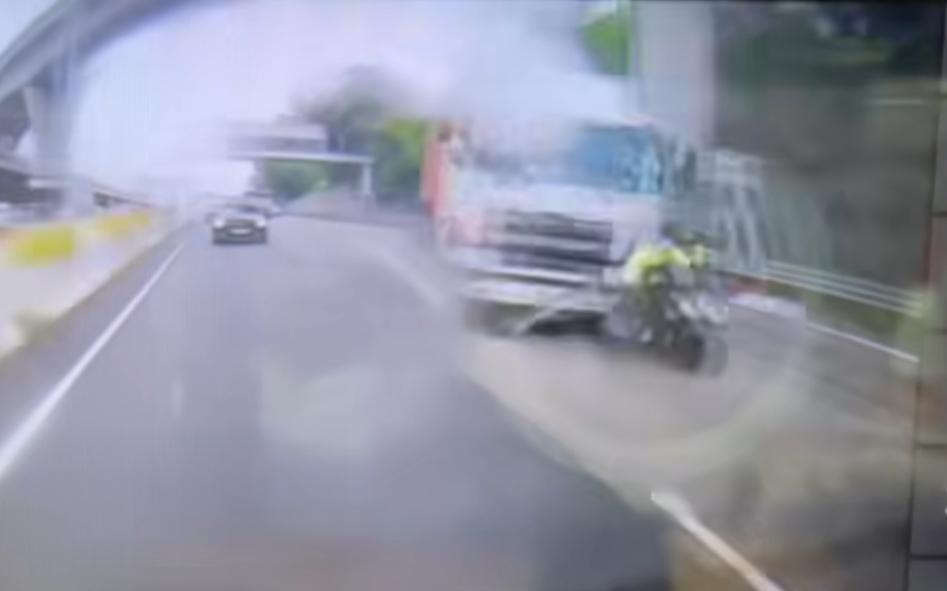 青衣南灣隧道發生奪命車禍。(fb「車cam L(香港群組)」圖片)