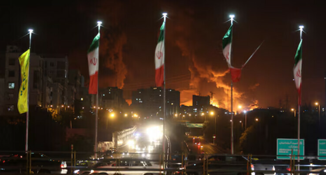 伊朗首都德黑蘭遭以色列飛彈襲擊,冒出滾滾濃煙。(路透社)