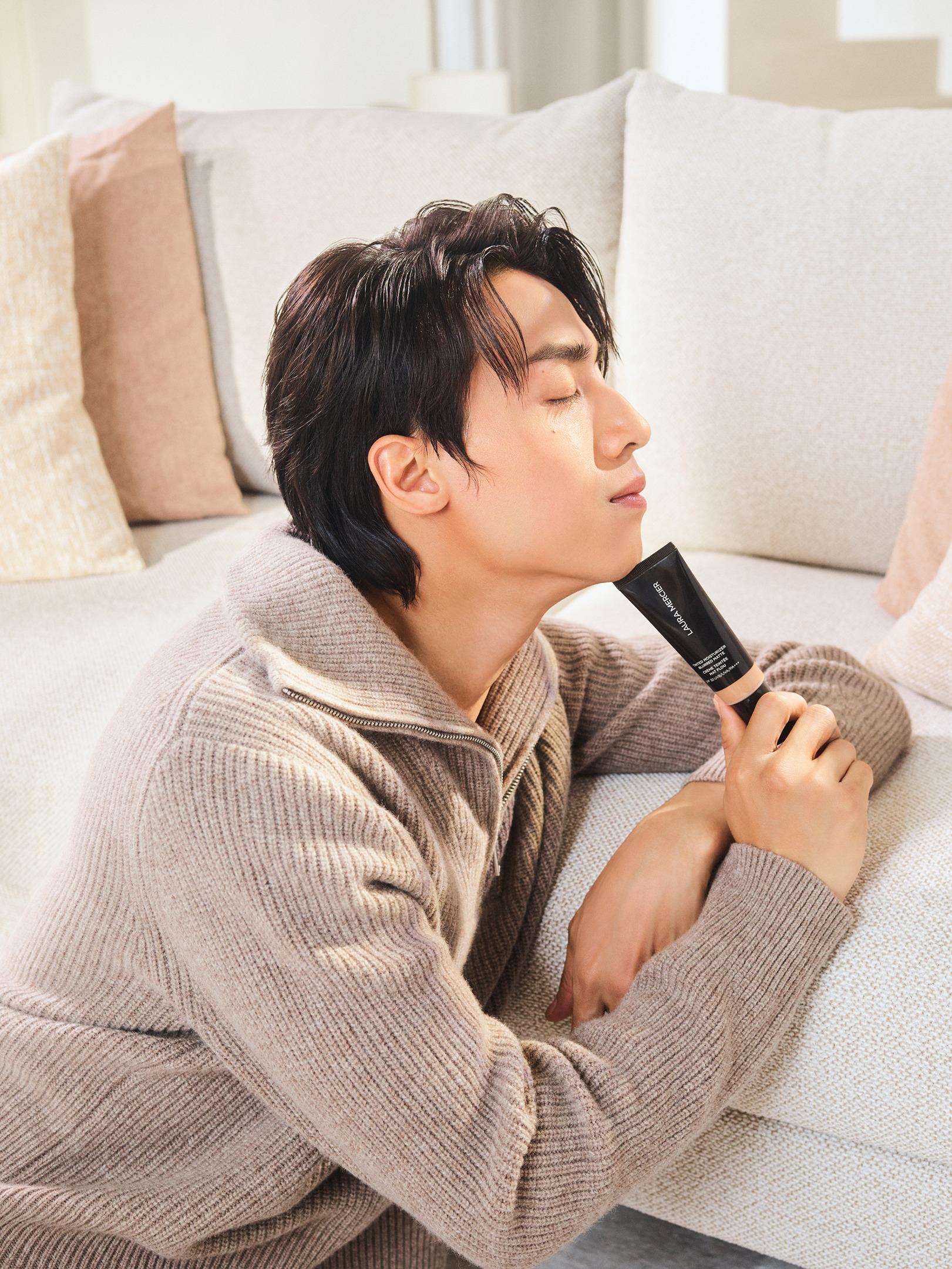 AK特別喜愛粉底霜的持續控油效果,配合護膚配方及高效防曬效能,讓他可以輕鬆快速出門。