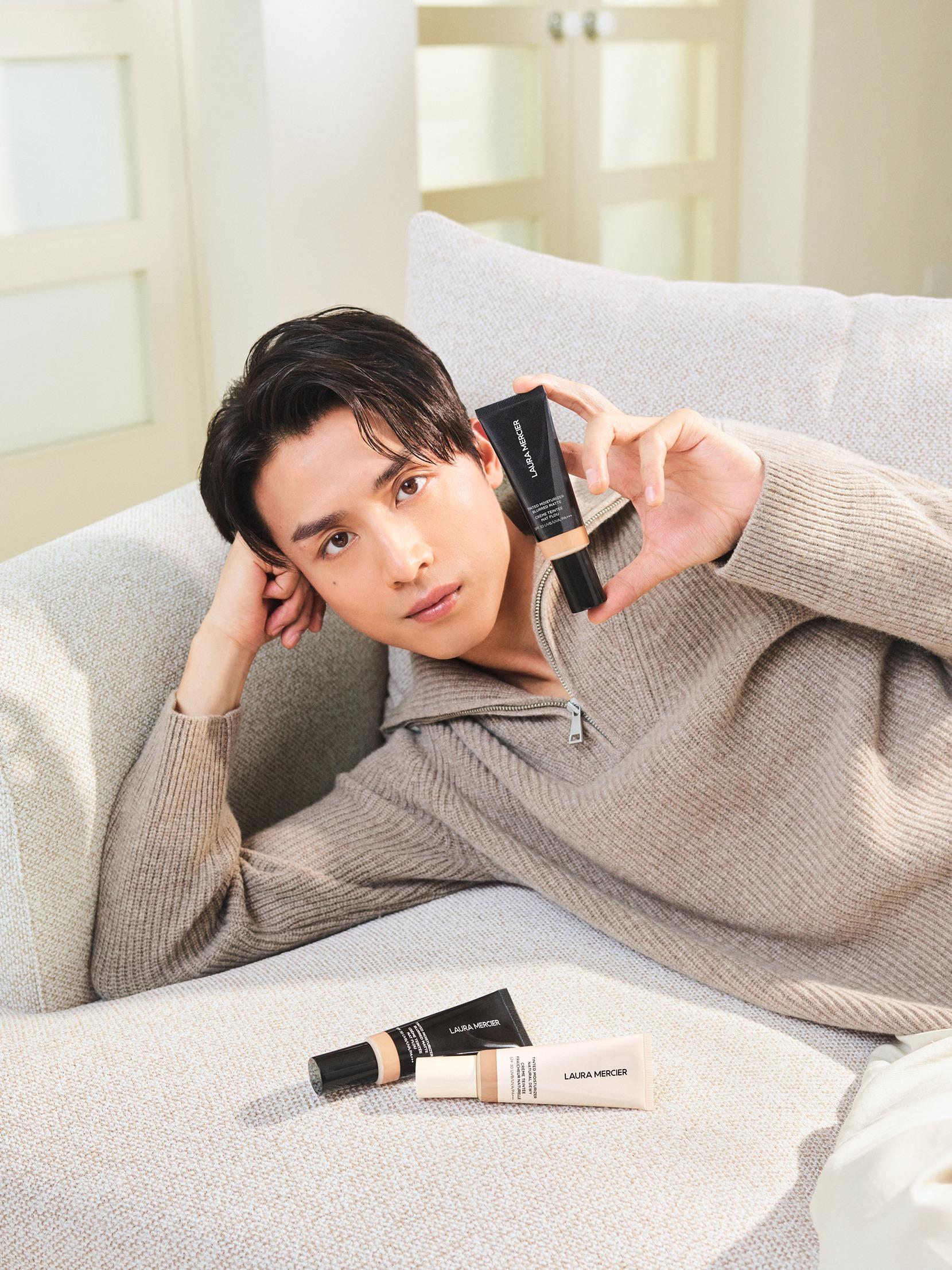 AK特別喜愛粉底霜的持續控油效果,配合護膚配方及高效防曬效能,讓他可以輕鬆快速出門。