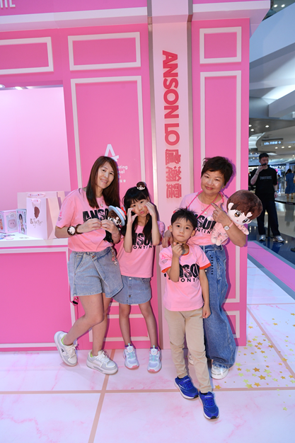 「神徒婆婆」和「神徒媽媽」帶孫仔和女兒參觀Anson Lo生日展,成另類「親子活動」。