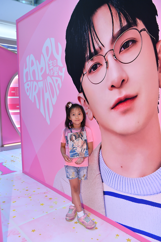 不少「小神徒」與家人一起參觀生日展。