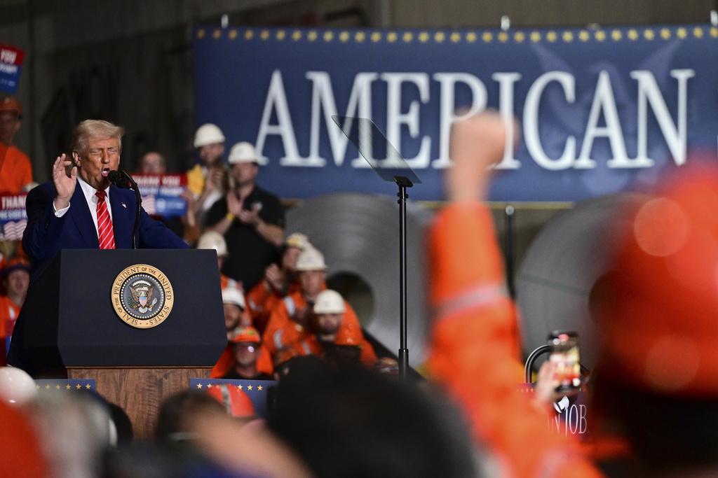 特朗普周二簽署命令,將鋼鋁關稅提升至50%。圖為他上周赴在賓夕當地一個鋼鐵工廠。(AP)