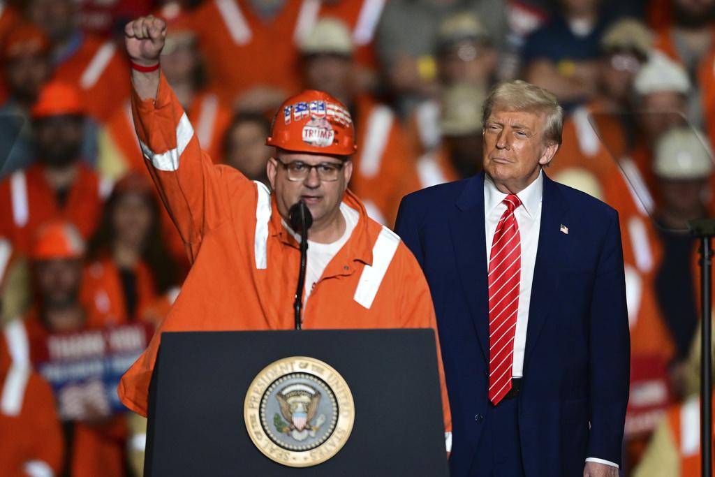 特朗普周二簽署命令,將鋼鋁關稅提升至50%。圖為他上周赴在賓夕當地一個鋼鐵工廠。(AP)