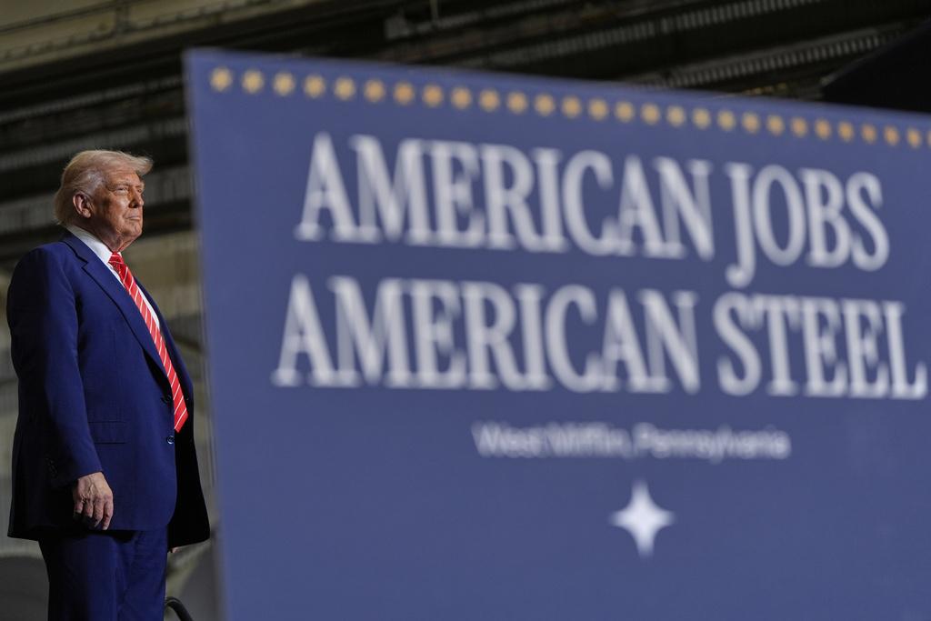 特朗普周二簽署命令,將鋼鋁關稅提升至50%。圖為他上周赴在賓夕當地一個鋼鐵工廠。(AP)