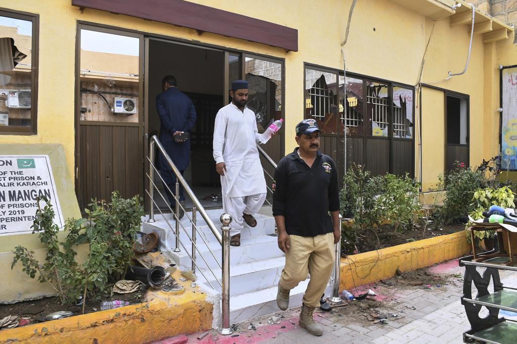 官員檢查牢房損毀情況。(美聯社)