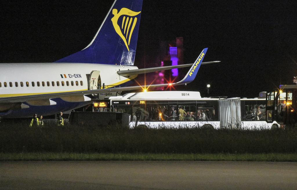 客機最終緊急降落德國梅明根機場。(美聯社)