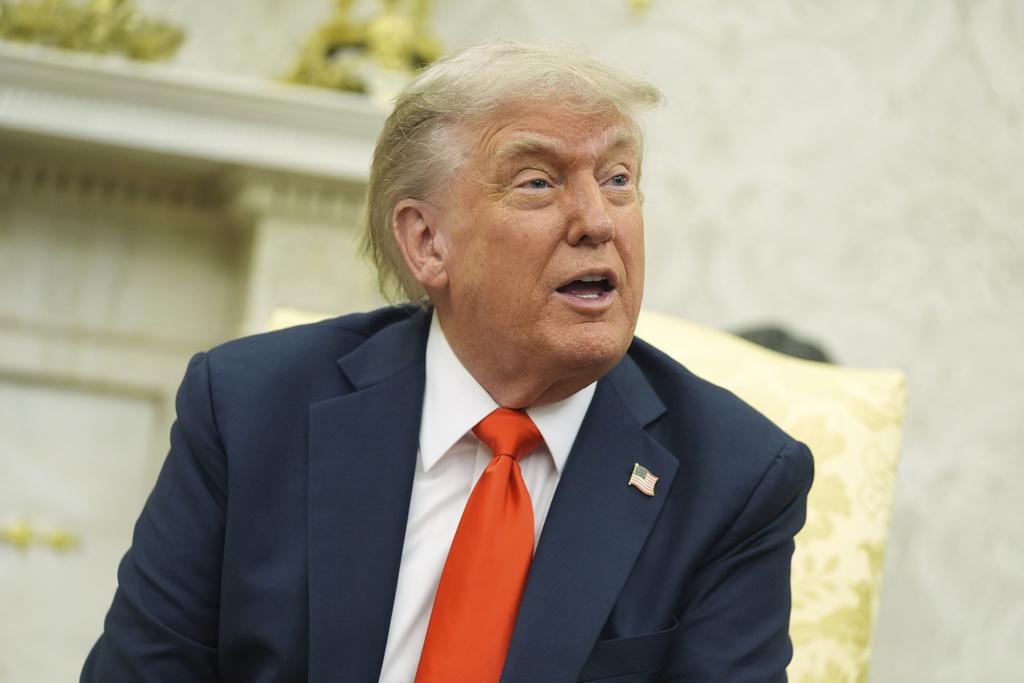 美國總統特朗普多次呼籲聯儲局主席鮑威爾減息。(AP)