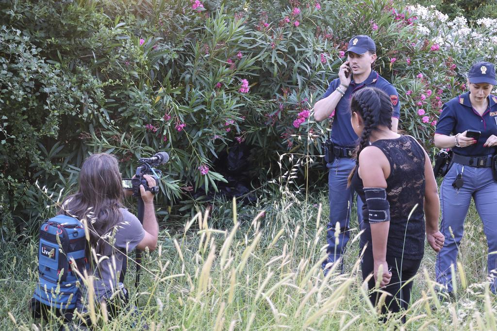 意大利警方在發現母嬰屍體的羅馬Villa Doria Pamphilj公園搜證。(美聯社)