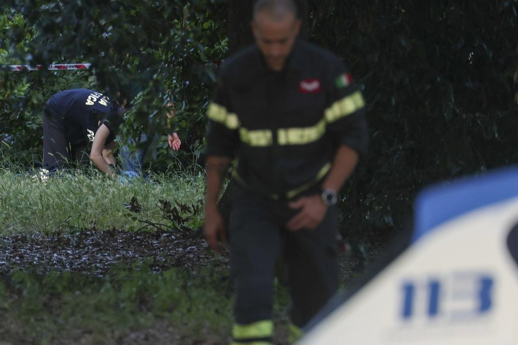 意大利警方在發現母嬰屍體的羅馬Villa Doria Pamphilj公園搜證。(美聯社)