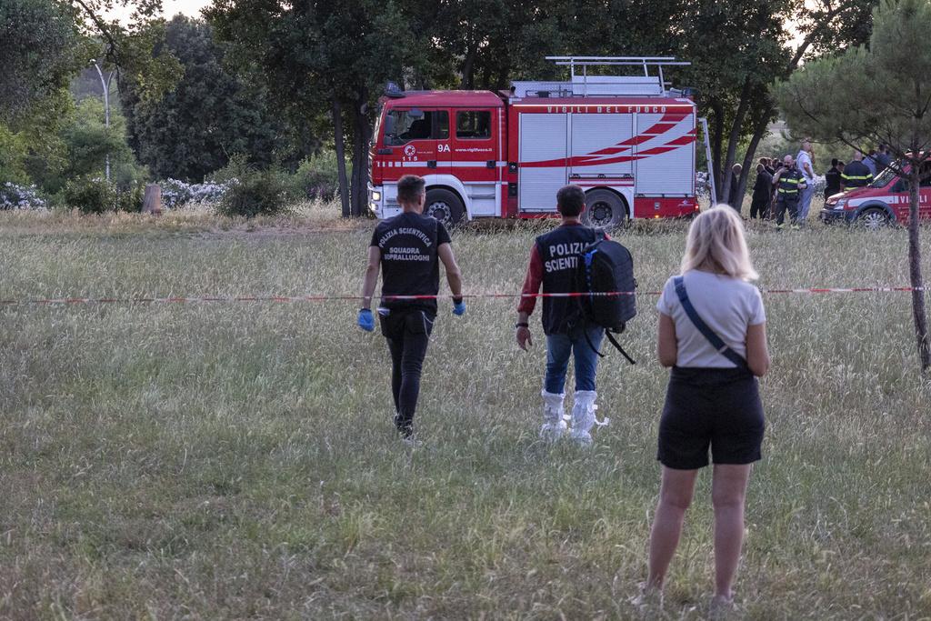 意大利警方在發現母嬰屍體的羅馬Villa Doria Pamphilj公園搜證。(美聯社)