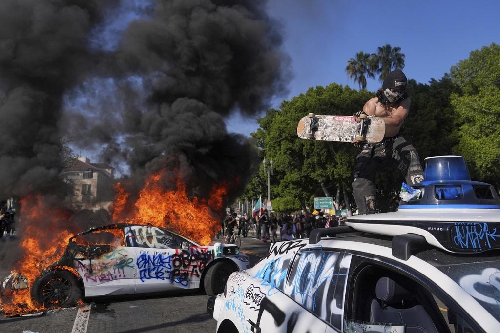 美國洛杉磯爆發警民衝突。(美聯社)