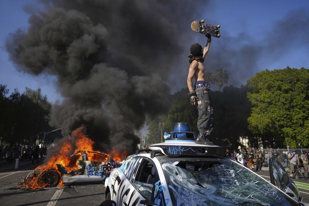 美國洛杉磯爆發警民衝突。(美聯社)