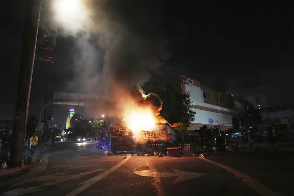 美國洛杉磯爆發警民衝突。(美聯社)