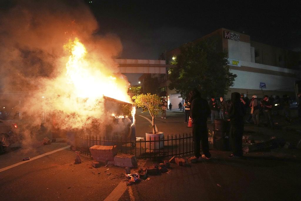 美國洛杉磯爆發警民衝突。(美聯社)