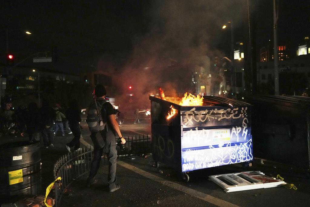 美國洛杉磯爆發警民衝突。(美聯社)