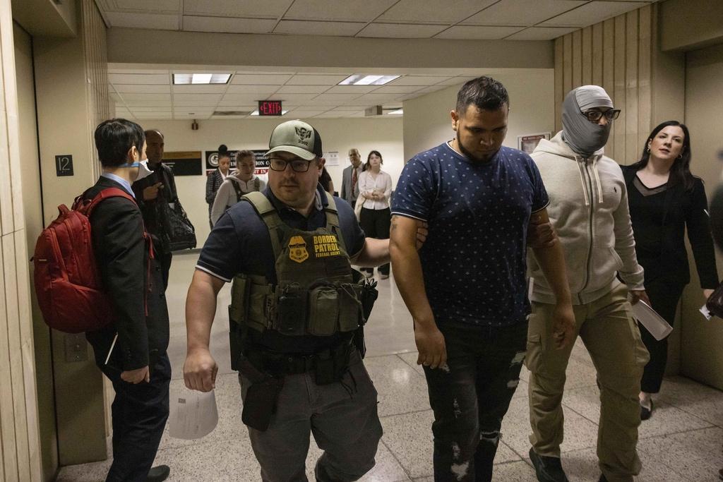 早前紐約有蒙面ICE探員押解非法移民出庭。(資料圖片)