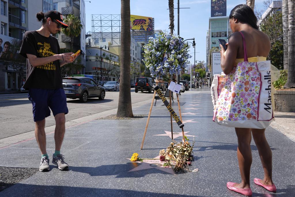 不少Brian Wilson樂迷在星光大道上悼念他。(美聯社)