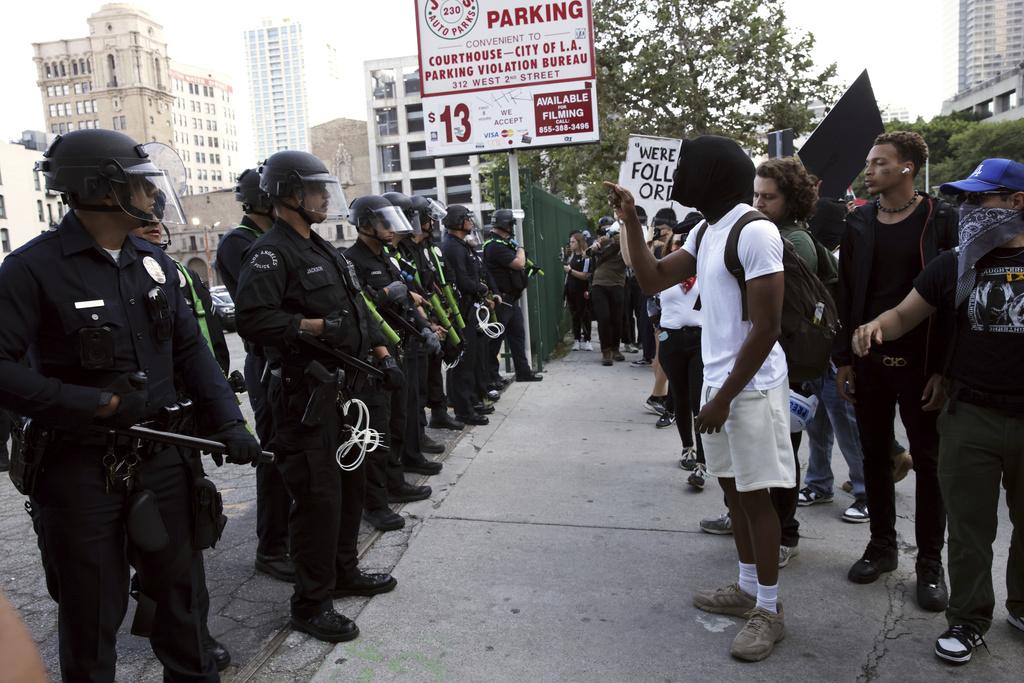 洛杉磯衝突|美國加州洛杉磯連日爆發民眾反對聯邦人員拘捕非法移民的示威,當地周三連續第二晚宵禁。(美聯社)