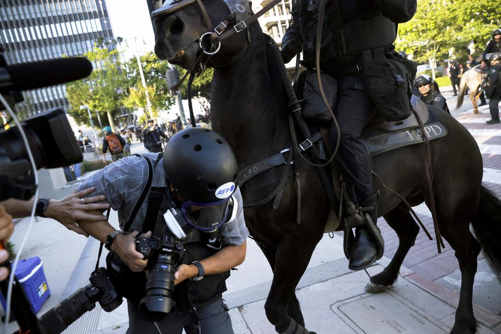 洛杉磯衝突|美國加州洛杉磯連日爆發民眾反對聯邦人員拘捕非法移民的示威,當地周三連續第二晚宵禁。(美聯社)