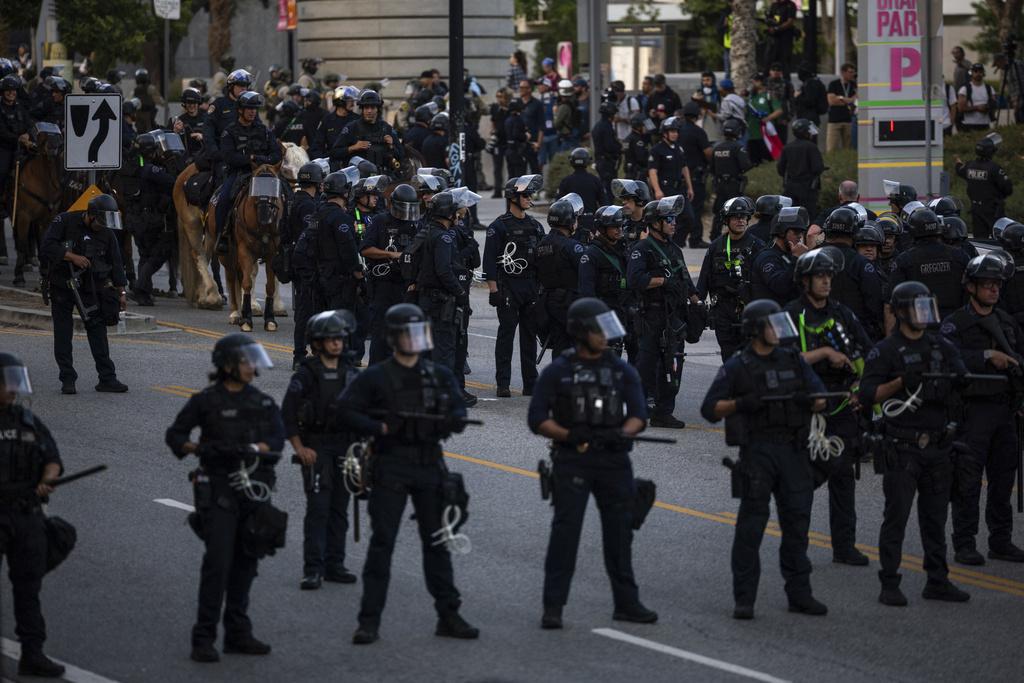 洛杉磯衝突|美國加州洛杉磯連日爆發民眾反對聯邦人員拘捕非法移民的示威,當地周三連續第二晚宵禁。(美聯社)