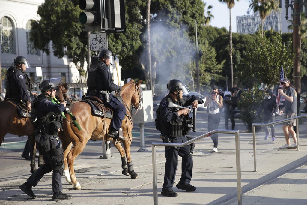 洛杉磯衝突|美國加州洛杉磯連日爆發民眾反對聯邦人員拘捕非法移民的示威,當地周三連續第二晚宵禁。(美聯社)
