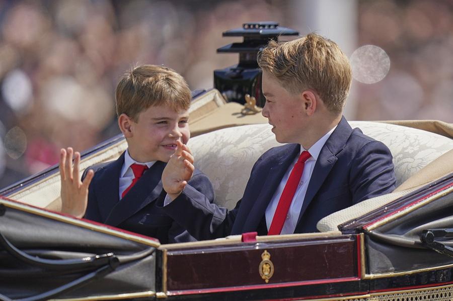 英國王室|喬治笑到雙手掩臉。(路透社)