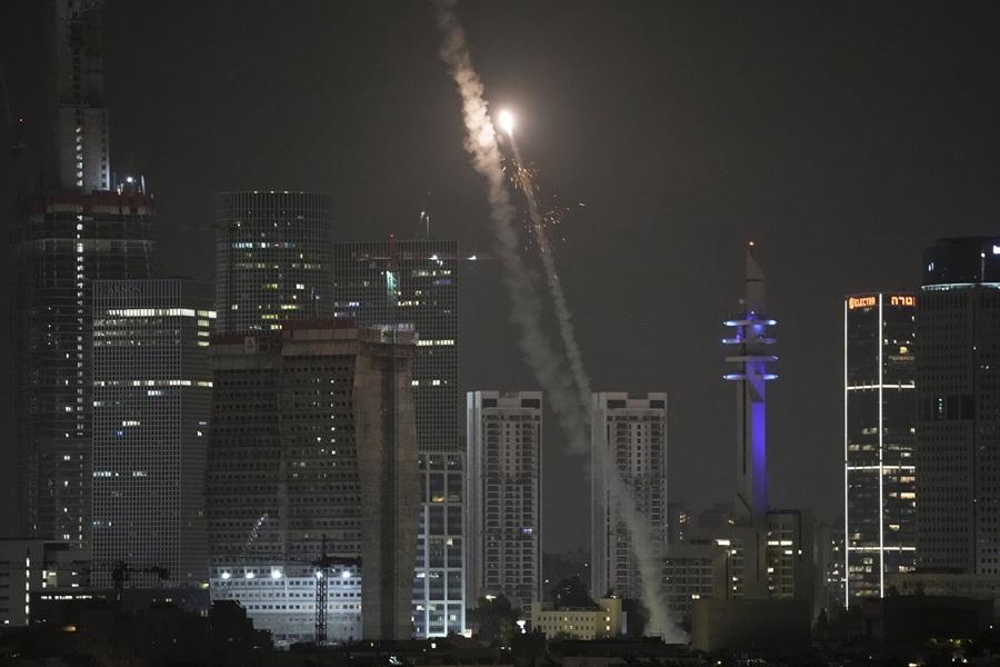 以色列襲伊朗|特拉維夫連日遭伊朗炮彈擊中,有民居中彈。(路透社)