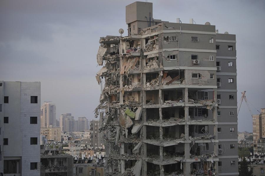 以色列襲伊朗|特拉維夫連日遭伊朗炮彈擊中,有民居中彈。(路透社)