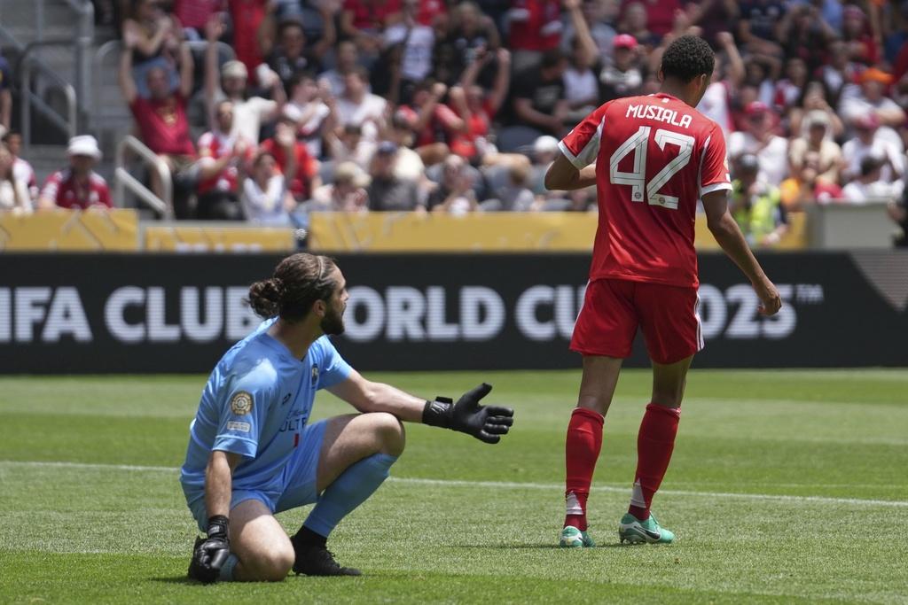 世冠盃|業餘隊奧克蘭城吞拜仁慕尼黑十蛋,門將干拿翠斯(Conor Tracey)需要以年假及無薪假才可上陣。(美聯社)