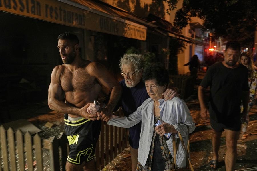 以色列襲伊朗|伊朗導彈成功突破以色列防禦系統,擊中以國多處。(路透社)