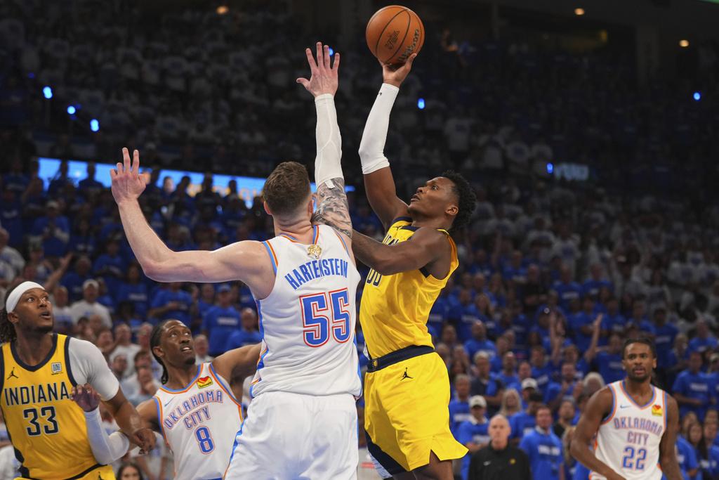 雷霆在第5場以120:109擊敗溜馬,場數反超前3:2。(美聯社)