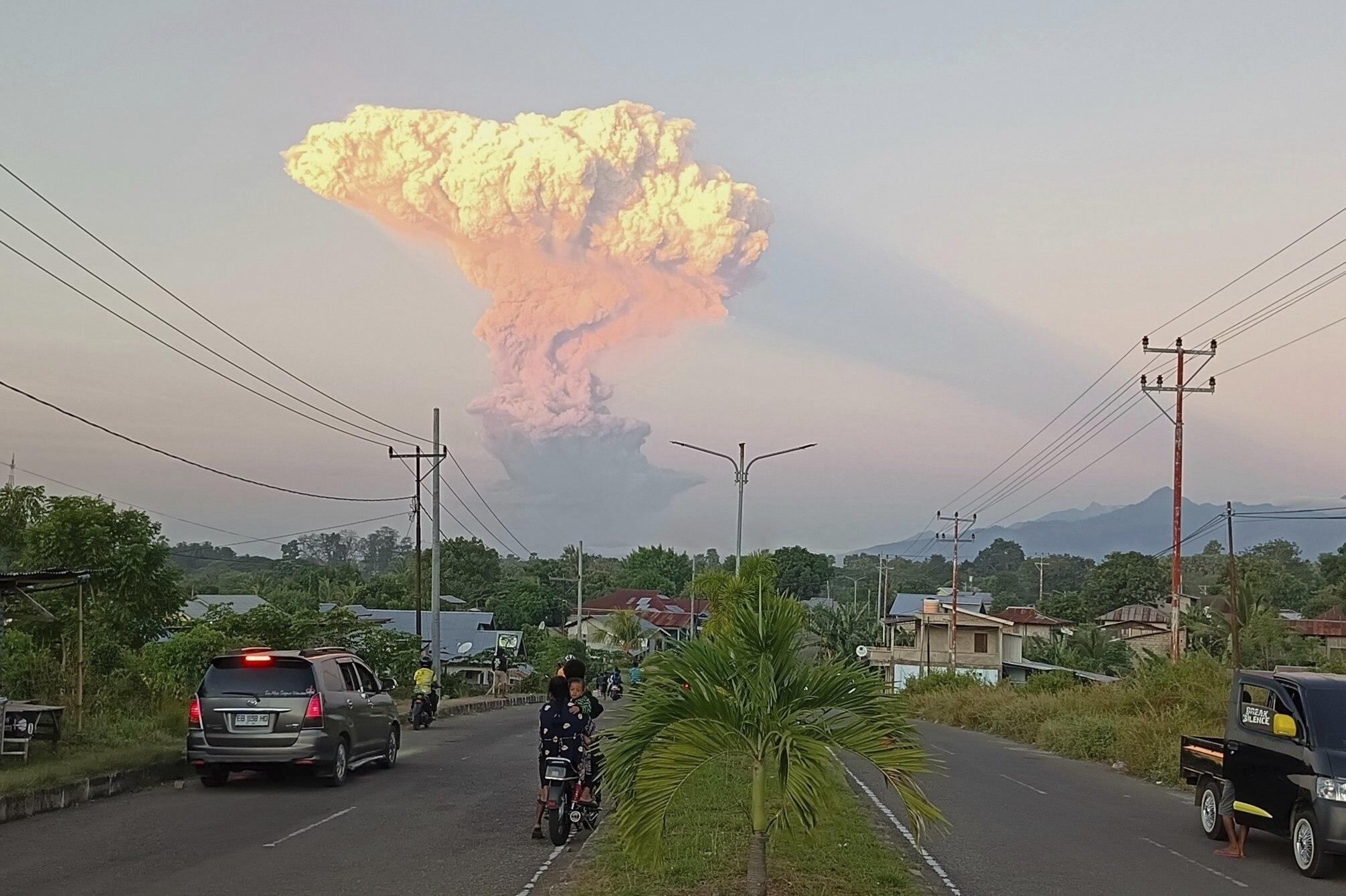 印尼勒沃托比火山周二傍晚再爆發,當局把火山警報提升至最危險級別。(美聯社)