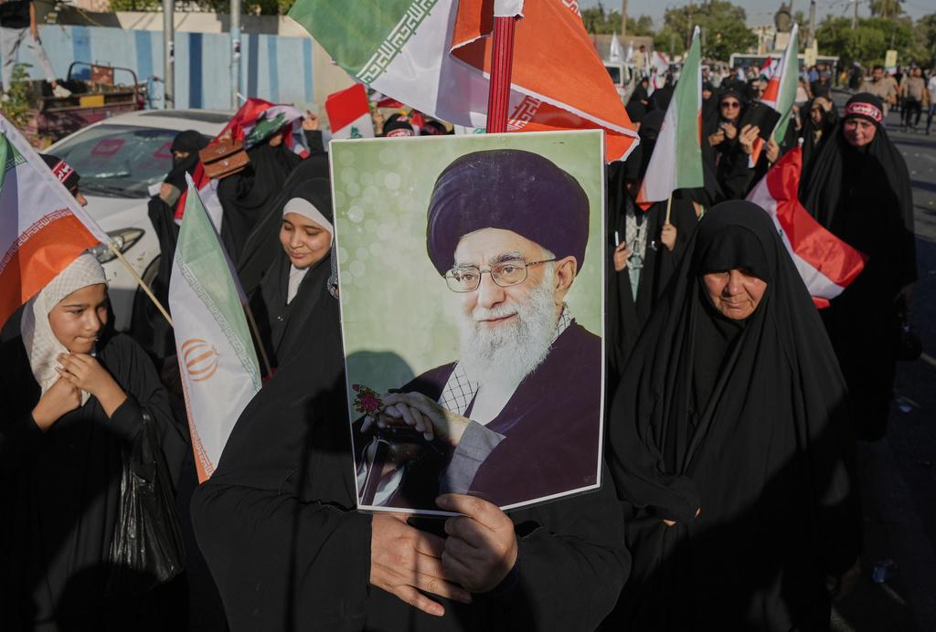 伊拉克民兵悼念在以色列空襲伊朗行動中喪生的兩位領導人士。(AP)