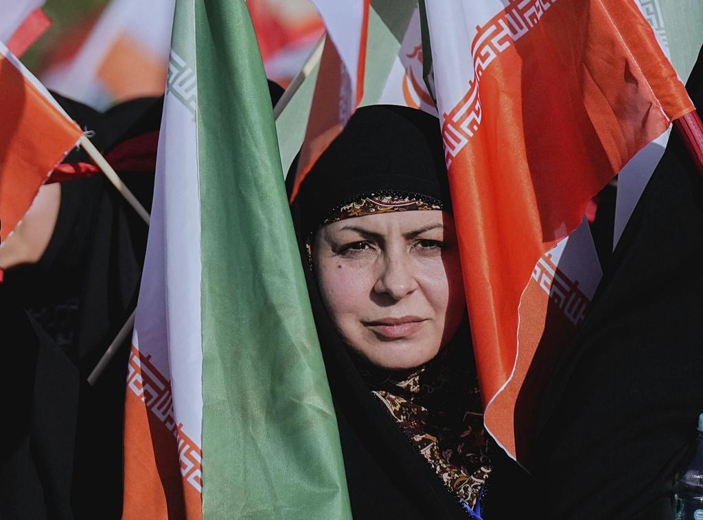 伊拉克有什葉派婦女手持伊朗國旗參加聲援伊朗的集會。(AP)