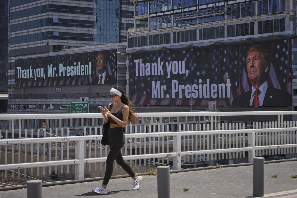 以色列有一處電子投射板登出特朗普肖像,並顯示「感謝您,總統先生」字樣,以感謝美國介入以色列與伊朗的軍事衝突。(AP)
