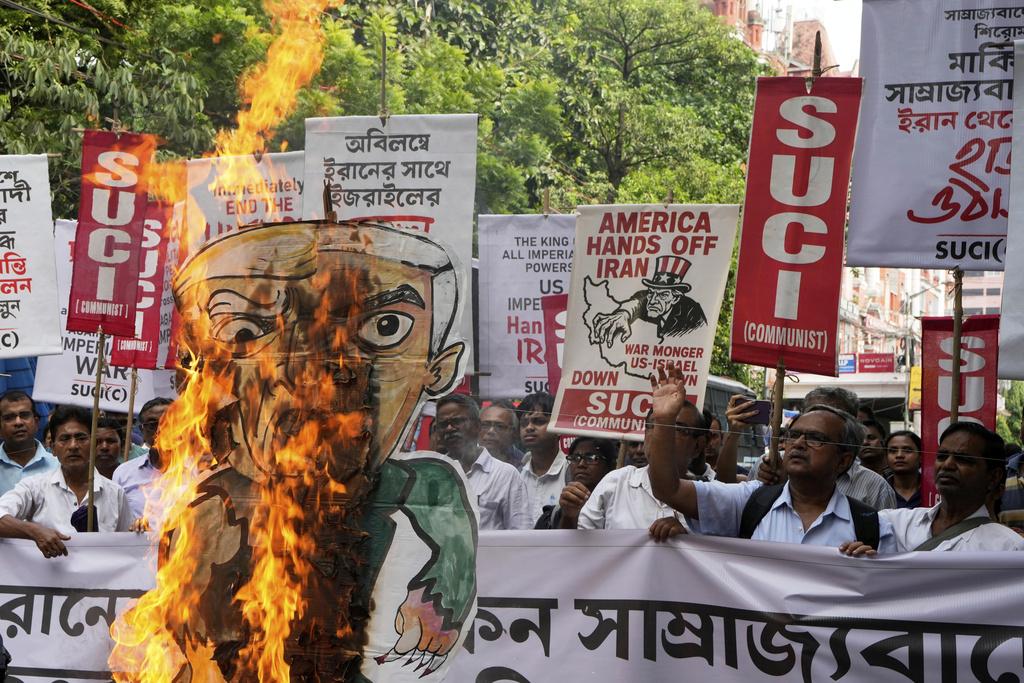 印度有民眾焚燒特朗普和內塔尼亞胡的聯合肖像。(AP)