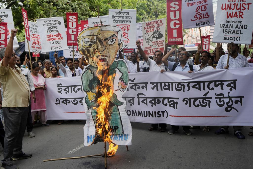 印度有民眾焚燒特朗普和內塔尼亞胡的聯合肖像。(AP)