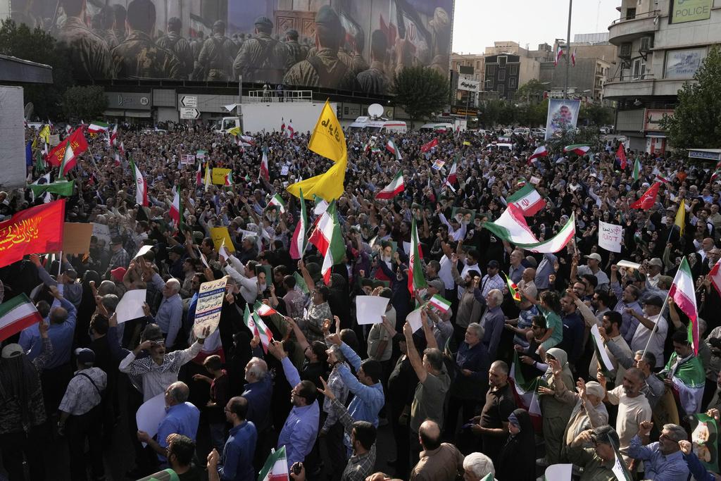 伊朗首都德黑蘭周日爆發大型反美示威,抗議美國空襲伊朗核設施。(美聯社)