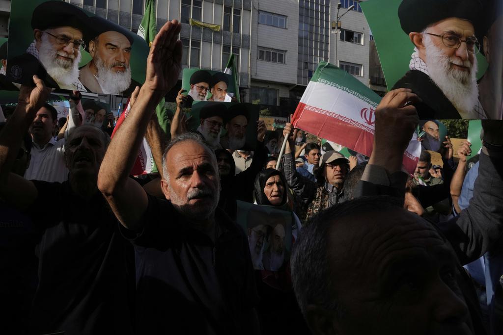 伊朗首都德黑蘭周日爆發大型反美示威,抗議美國空襲伊朗核設施。(美聯社)