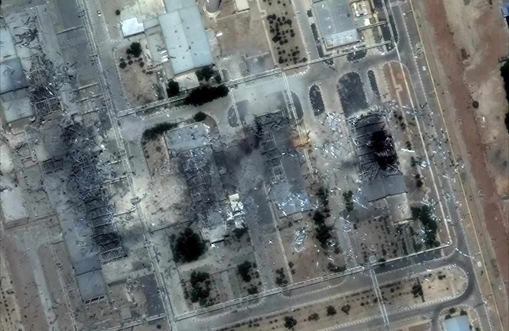 從Maxar Technologies在6月22日拍到的衛星影像可見,美軍空襲後,伊斯法罕核設施遭到嚴重破壞。(美聯社)