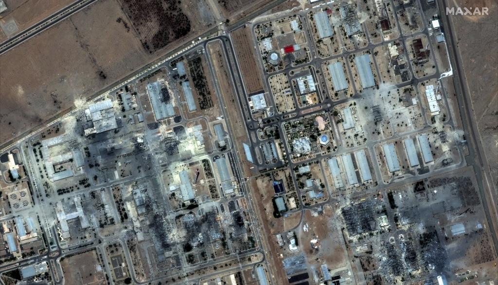 從Maxar Technologies在6月22日拍到的衛星影像可見,美軍空襲後,伊斯法罕核設施遭到嚴重破壞。(美聯社)